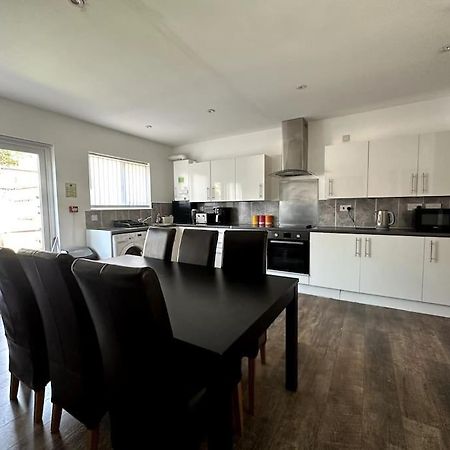Spacious Holiday Home Near Tube Station - By Starlet Stays London Eksteriør bilde