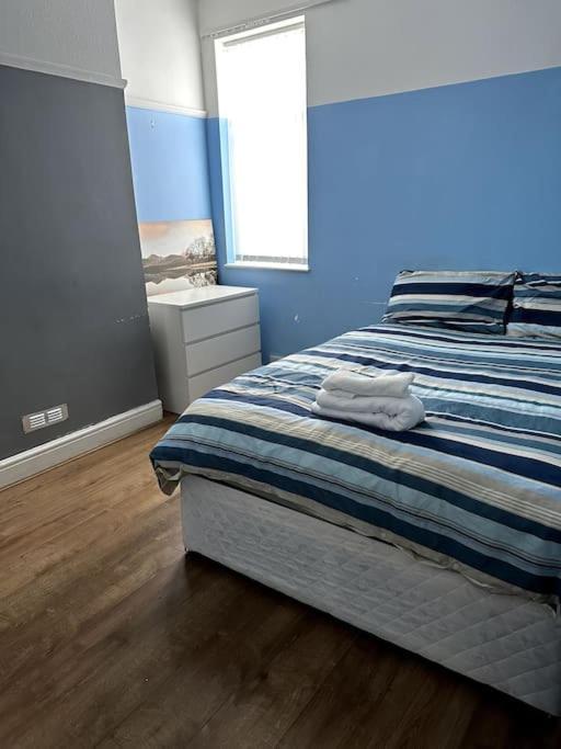 Spacious Holiday Home Near Tube Station - By Starlet Stays London Eksteriør bilde