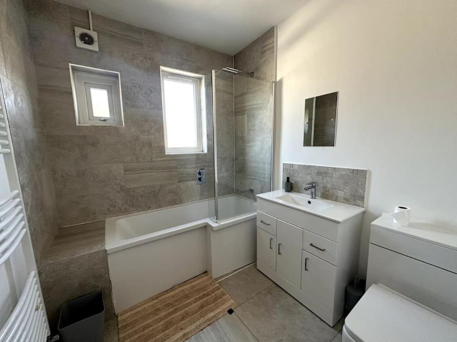 Spacious Holiday Home Near Tube Station - By Starlet Stays London Eksteriør bilde