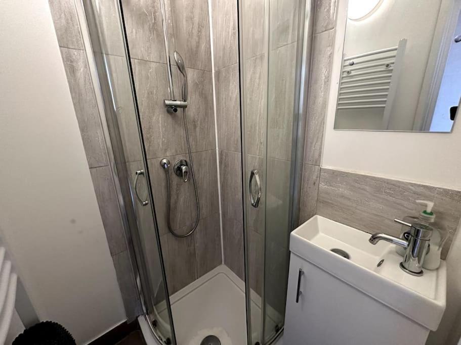 Spacious Holiday Home Near Tube Station - By Starlet Stays London Eksteriør bilde