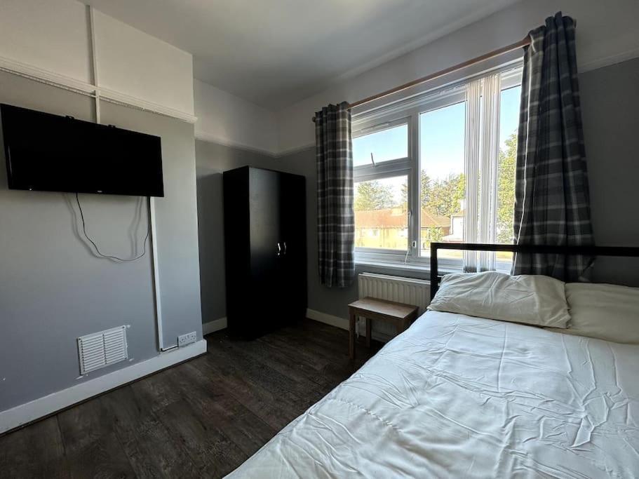 Spacious Holiday Home Near Tube Station - By Starlet Stays London Eksteriør bilde