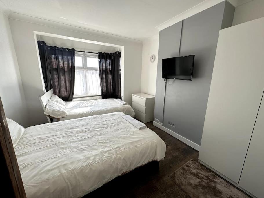 Spacious Holiday Home Near Tube Station - By Starlet Stays London Eksteriør bilde