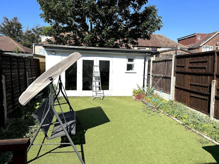 Spacious Holiday Home Near Tube Station - By Starlet Stays London Eksteriør bilde
